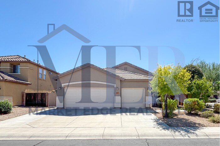 Foto principal - 4Bed/2Bath Furnished Home w/3 Car Garage! ...