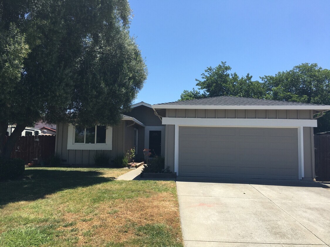 Foto principal - Cozy Updated 3 bedroom With Side Access
