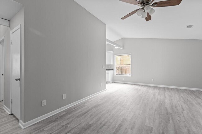 Foto del edificio - 1042 Mainstreet Lake Dr