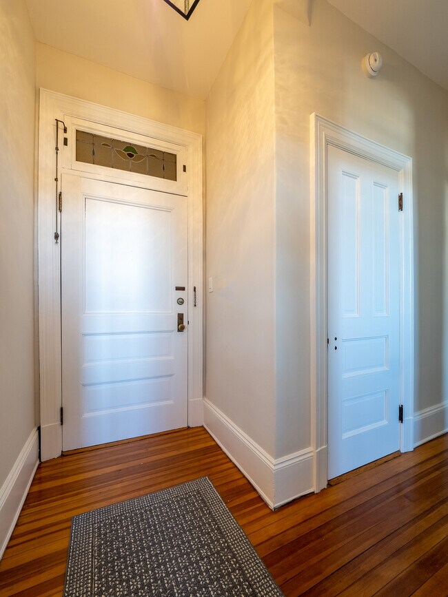 Front entryway - 2853 Ontario Rd NW