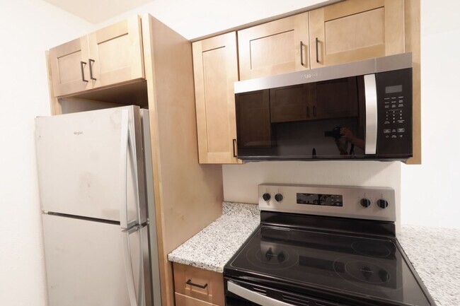 Foto del edificio - 3D Tour Available - Tower Grove East - Updated 1 Bedroom