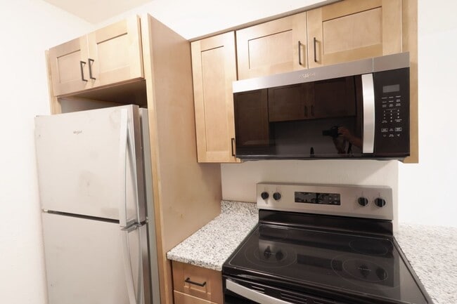 Building Photo - 3D Tour Available - Tower Grove East - Updated 1 Bedroom