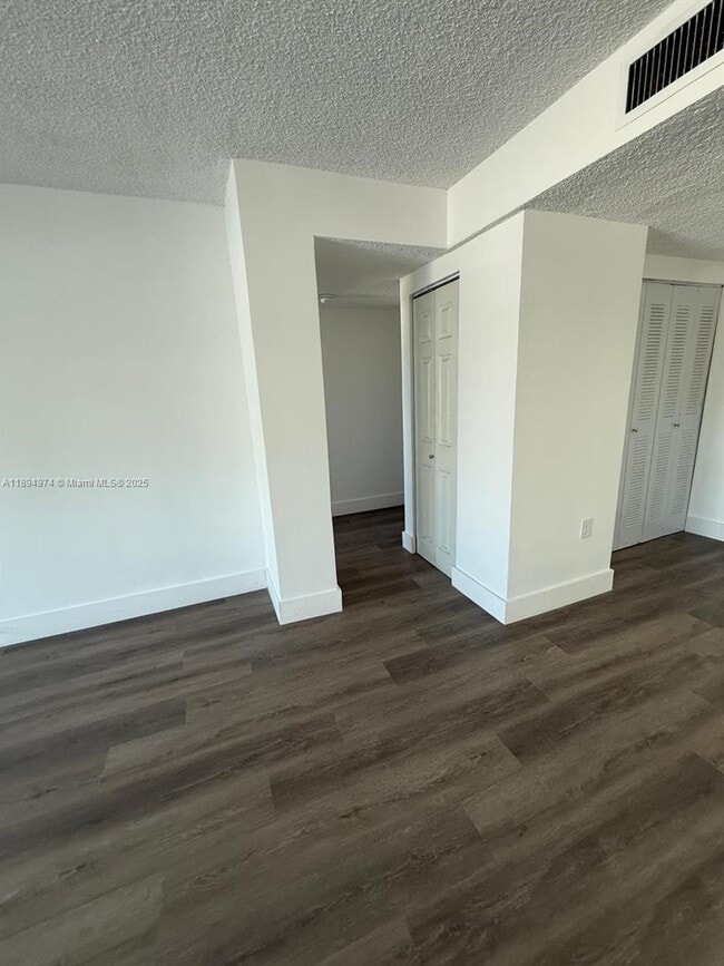Building Photo - 1145 Normandy Dr