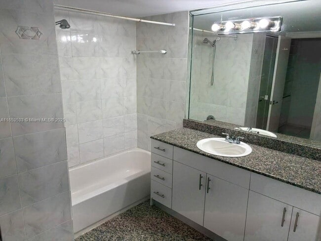 Foto del edificio - 2750 NE 183rd St