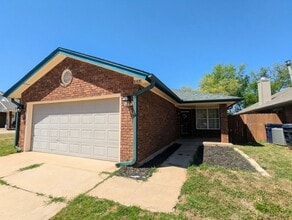 Building Photo - 1005 Valley Ct