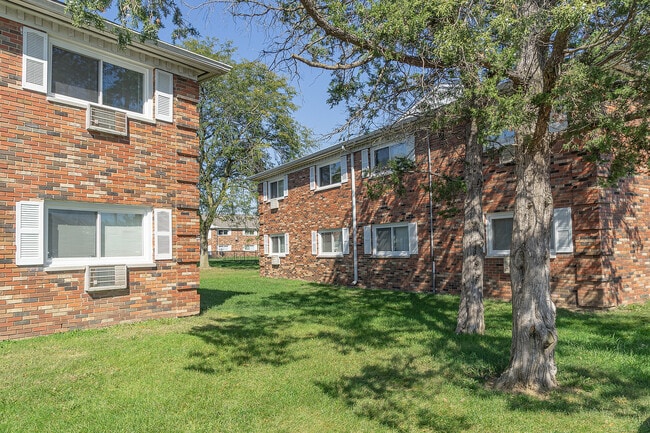 Town & Country - Town & Country Apartments