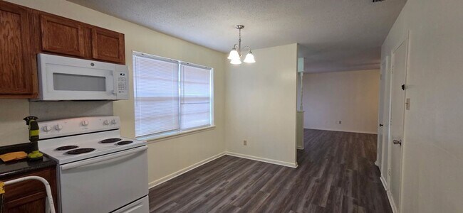 Foto del edificio - Almost Ready! 3 Bedroom 2 Bath Duplex in Longview!