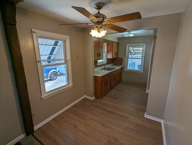 Building Photo - Cozy Cape Cod with Dining Area and 1.5 Car...