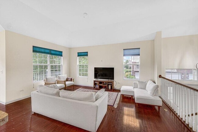 Foto del edificio - 3 bedroom in Naperville IL 60540
