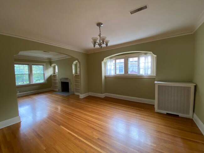 Crown moldings, picture rails - 1439 Summit Ave