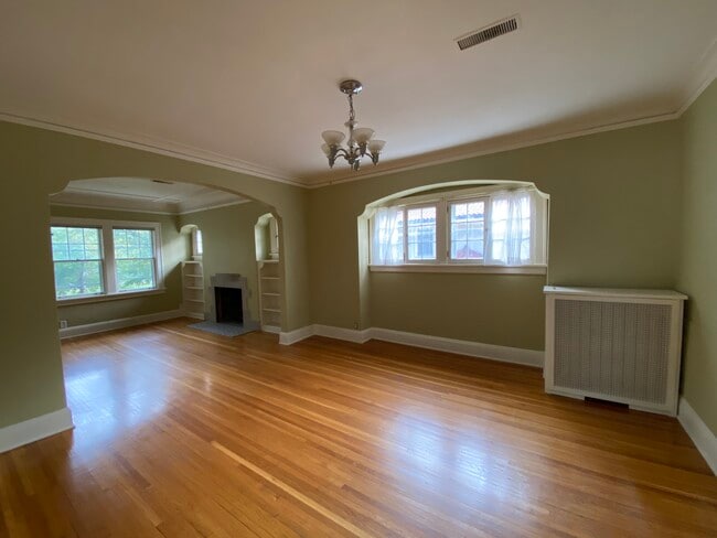 Crown moldings, picture rails - 1439 Summit Ave