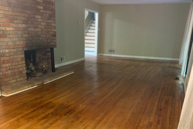 Sala de estar - 3626 N Stratford Rd NE