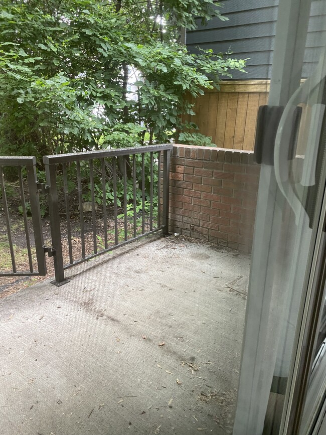 Building Photo - Spacious One Bedroom Apartment in Beautiful Sunnyside