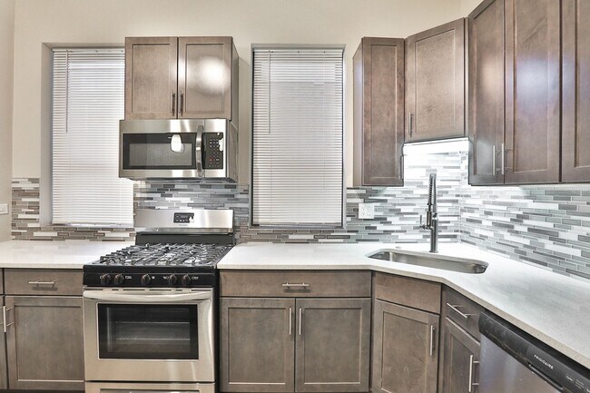Foto del edificio - HUGE Condo Quality 4bed/2bath in Hot Wicker Park! Central Air! In-Unit Laundry! Deck! FREE Internet!