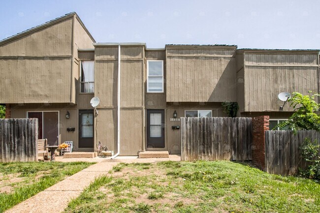 Foto del edificio - **Spacious 3-Bedroom Townhome with Partially Finished Basement and Off-Street Parking**