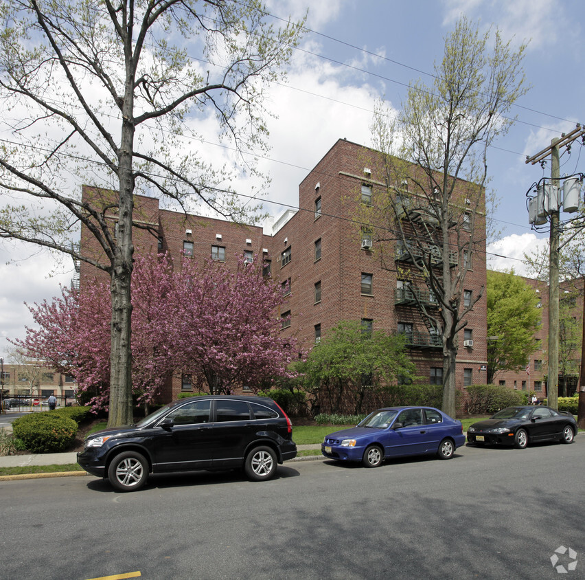 Primary Photo - College Towers