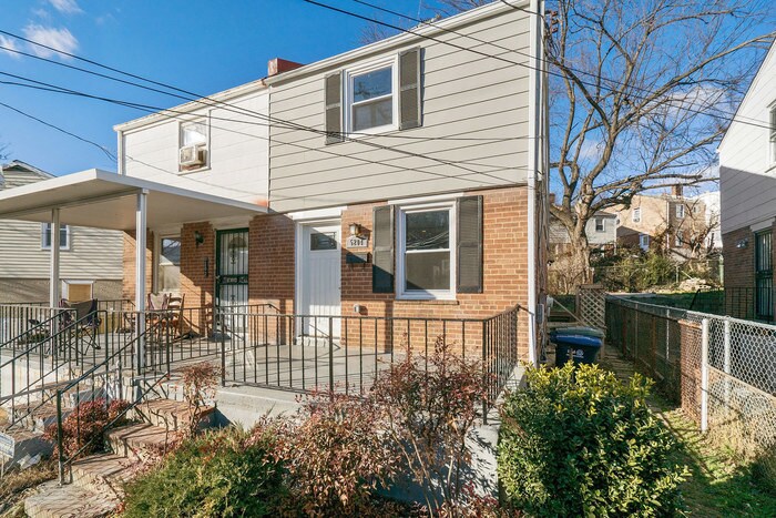 Foto principal - 5204 Hayes St NE