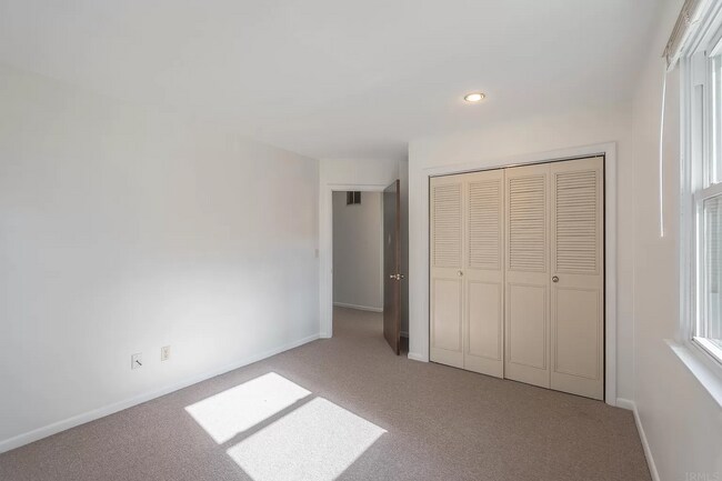 Building Photo - 706 Ross Ave