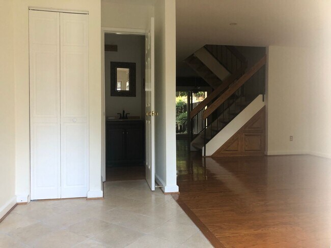 Foto del edificio - Well Maintained & Updated - 3 BR - Reston Metro