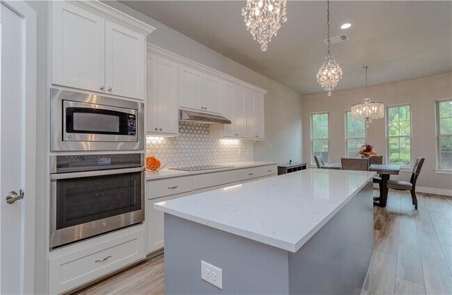 Foto del edificio - 11901 Sleepy Hollow Rd