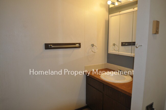 Building Photo - 2 Bedroom 1.5 Bath Townhome Near Gonzaga