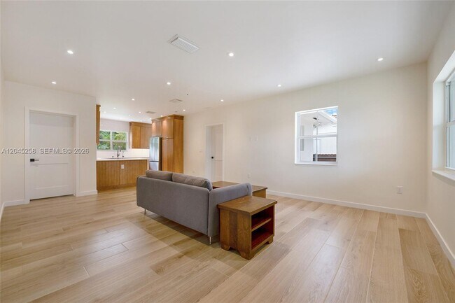 Foto del edificio - 6356 SW 14th St