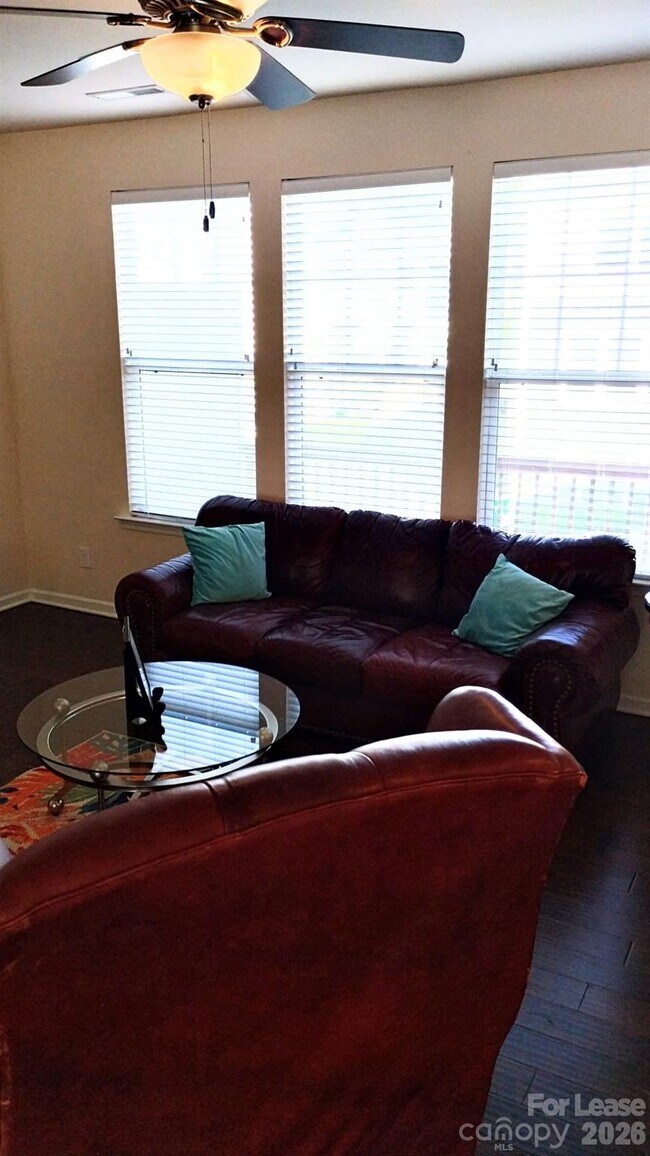 Foto del edificio - 8513 Sharonbrook Dr