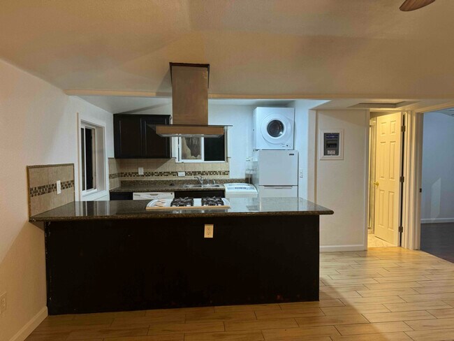 Foto del edificio - 3328 Douglas St
