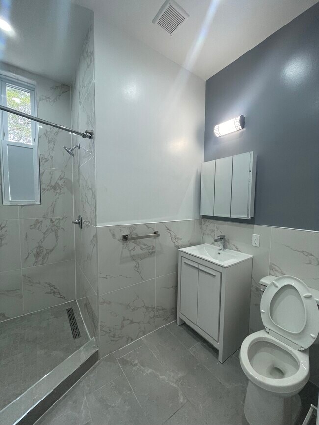 Foto del edificio - 222 Primrose Ave