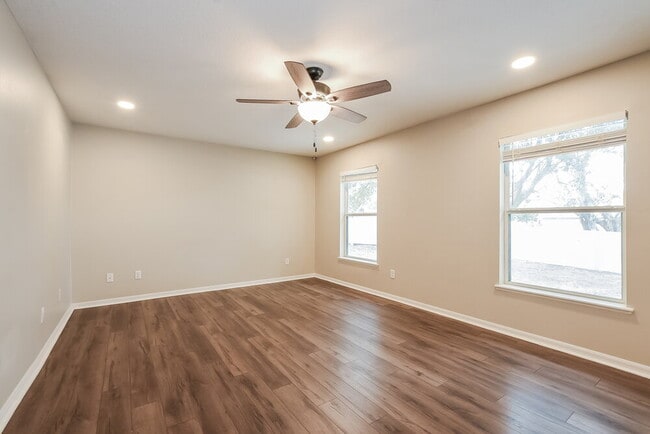 Foto del edificio - 7545 Sloewood Dr