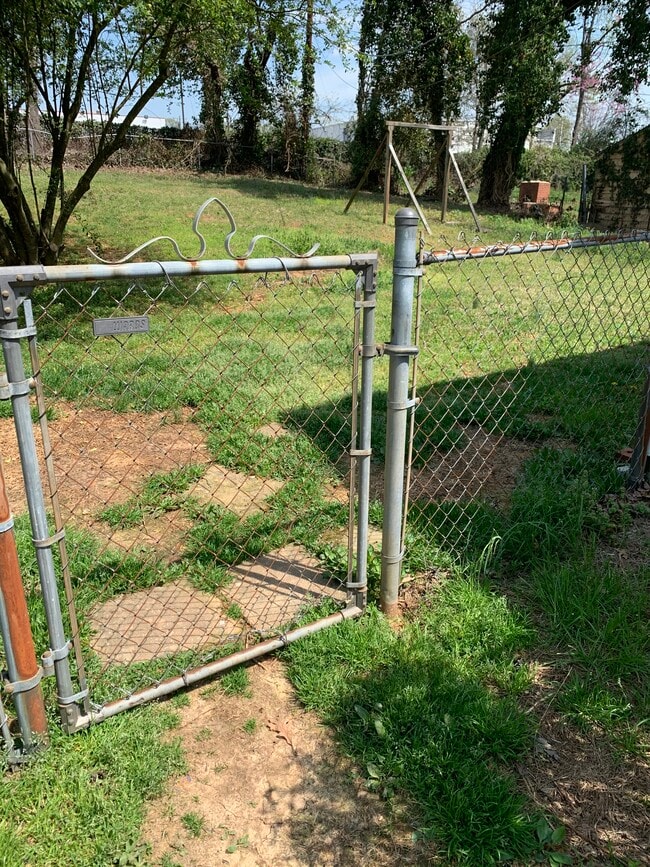 Building Photo - 2810 Stratford Dr