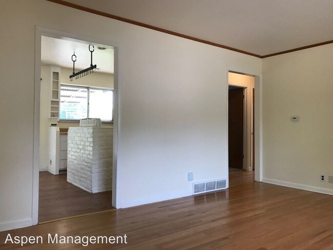 Foto del edificio - 3 br, 2 bath House - 620 Yale Rd.