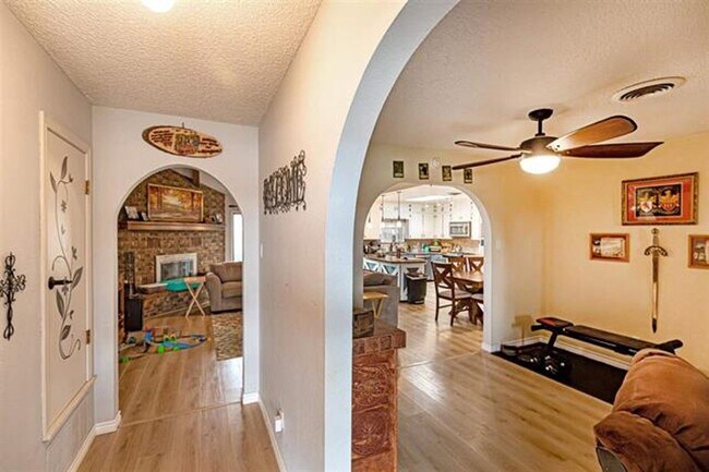 Building Photo - Beautiful 4 Bedroom/2 Bath Home