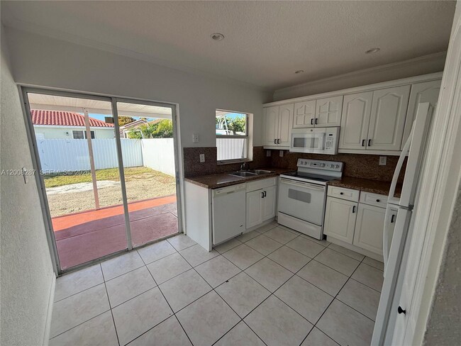 Foto del edificio - 7751 NW 194th St