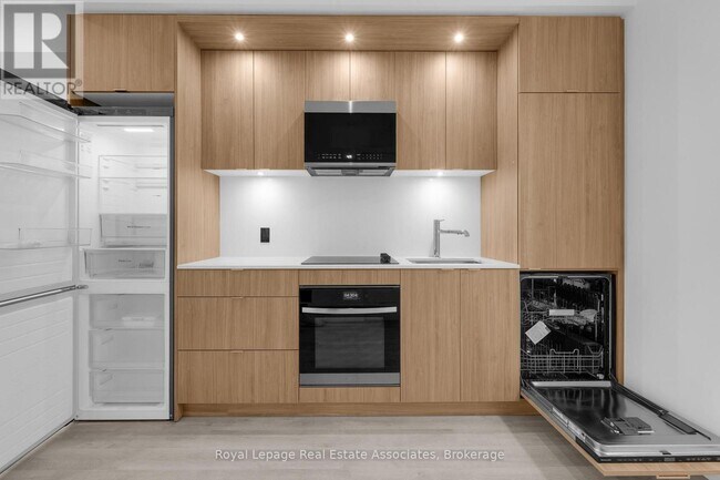 Photo du bâtiment - 60 Central Park Roadway