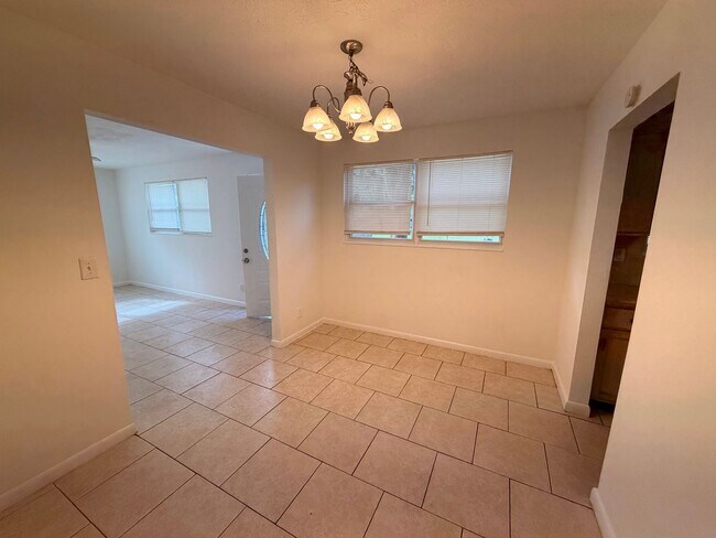 Foto del edificio - Spacious Westside 4/2 Home with Covered Parking – Pet Friendly- Apply Today!