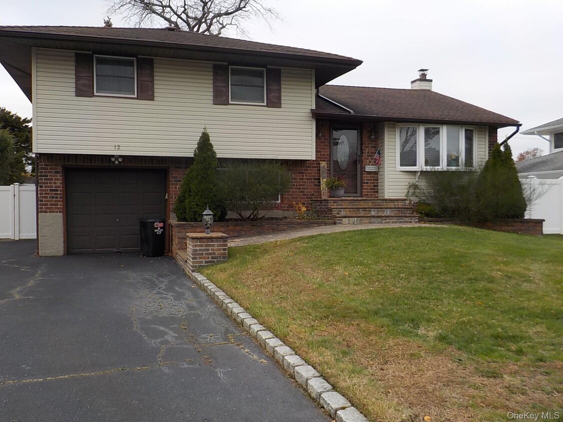 Primary Photo - 12 Sycamore Ln