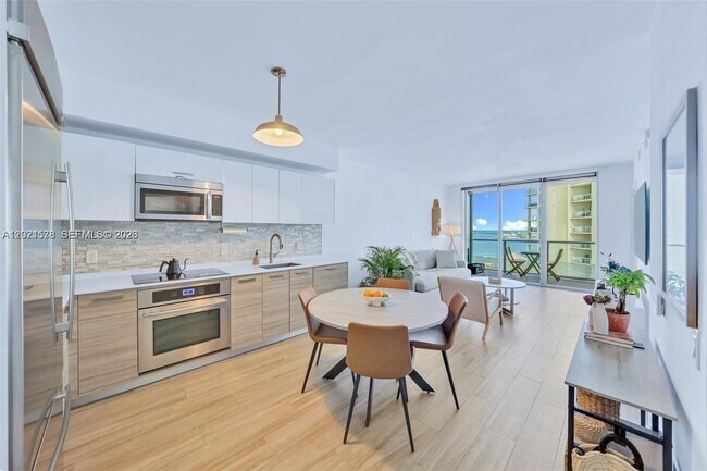 Building Photo - 1300 Brickell Bay Dr