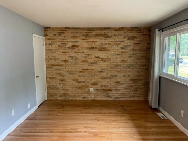 Building Photo - Welcome to your new home in Florissant