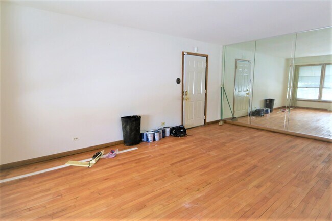 Building Photo - 14434 Sanderson Ave