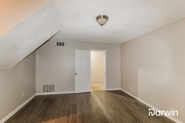 Foto del edificio - 1095 Forest East Dr, Stone Mountain, GA 30088