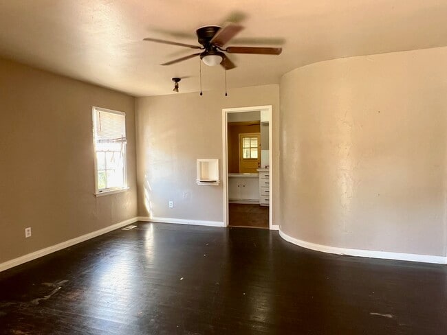 Building Photo - 533 E Fairchild Dr