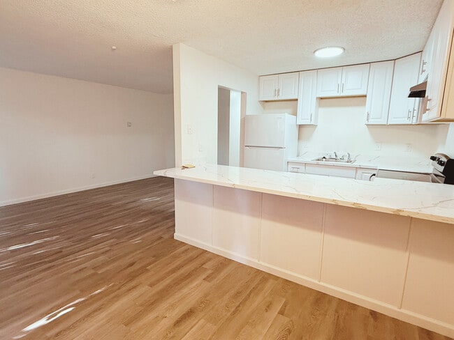 cocina-sala de estar - Garden Court Apartments