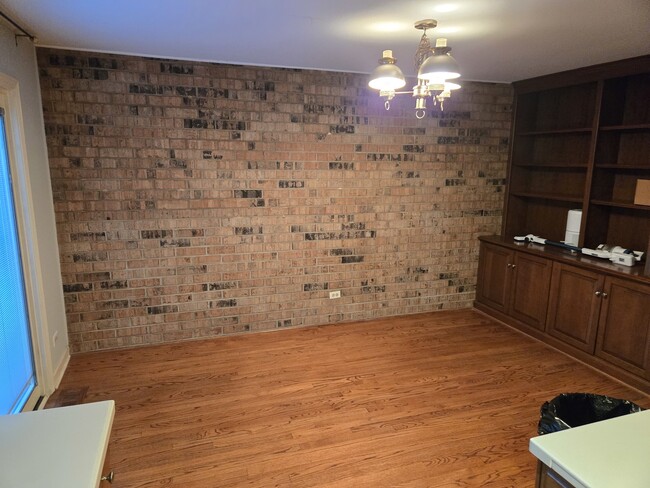 Building Photo - 2S663 Ave Normandy E