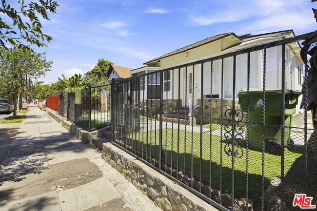 Building Photo - 2910 S Budlong Ave