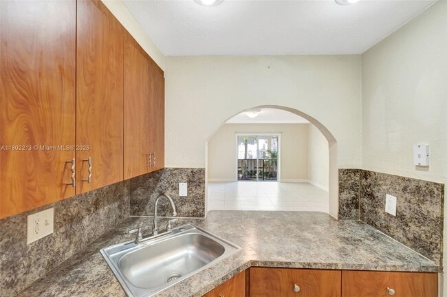 Building Photo - 6705 N Kendall Dr