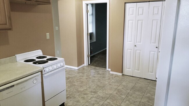 Double door Washer & Dryer - 2584 Deming Ave