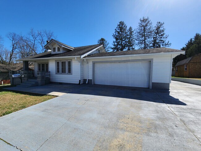 Building Photo - Oakley Rental with Most Utilities Included!