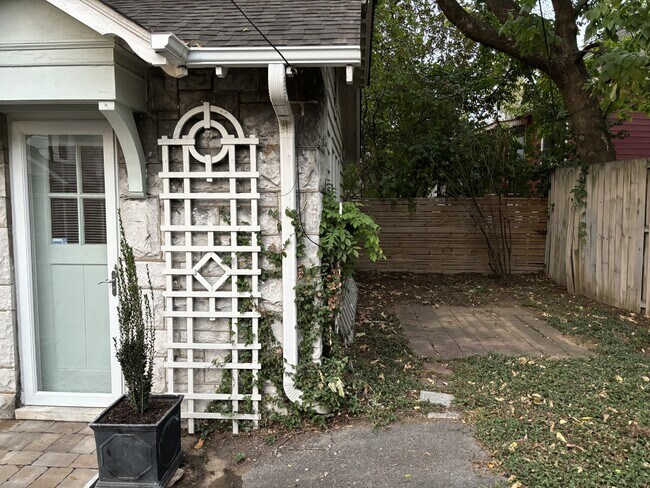 Foto del edificio - 206 Elmington Ave