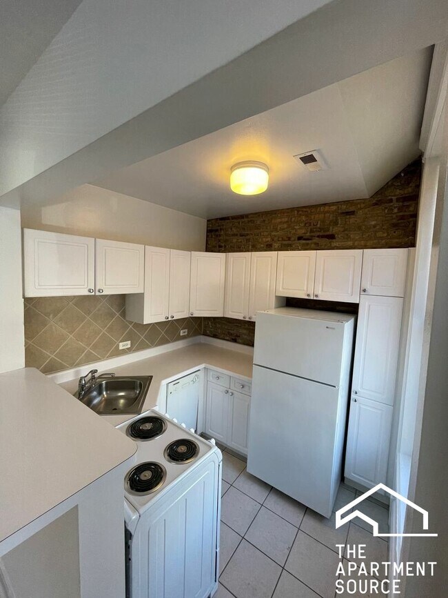 Building Photo - 449 W Belden Ave